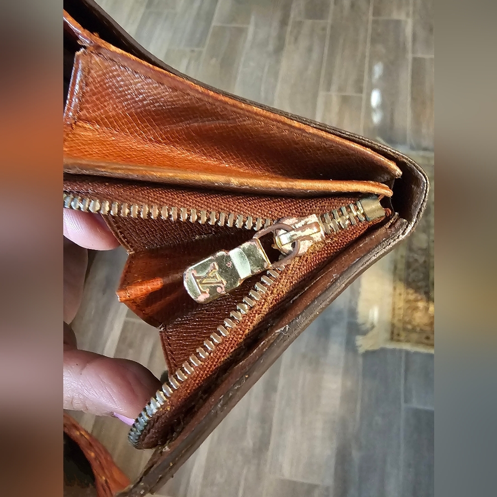 Louis Vuitton Monogram Wallet Authentic Logo GUC minor callouts in coin pouch - Picture 11 of 16